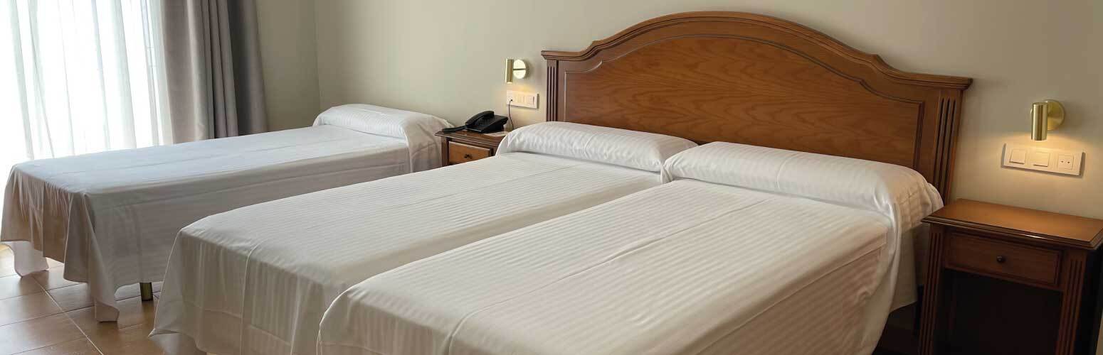 camas hotel almijara habitacion triple camas habitacion triple hotel almijara la herradura granada